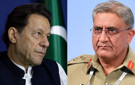 पाकिस्तानका पूर्वप्रधानमन्त्री इमरान खान (बायाँ) र सेना प्रमुख कमर जावेद बाजवा। फाइल तस्बिर